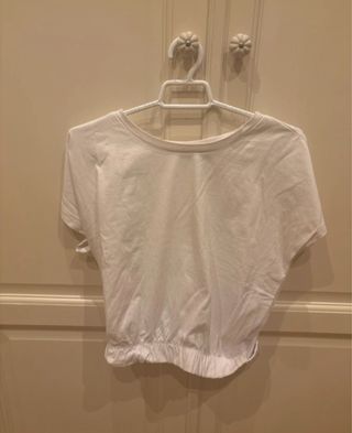 Camiseta blanca ajustable.