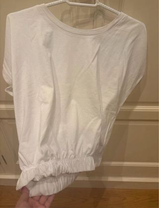 Camiseta blanca ajustable.