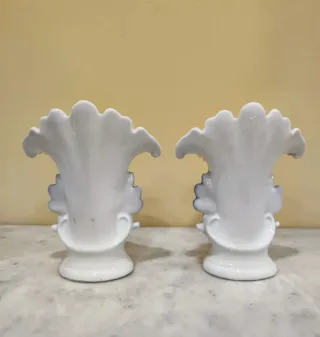 Pareja jarrones antiguos blancos y dorados