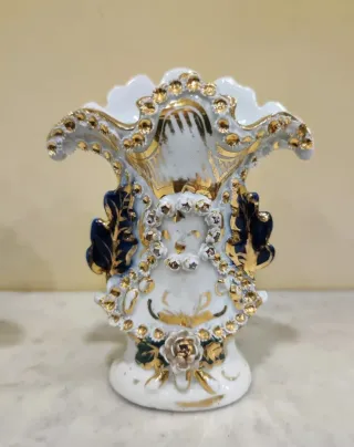 Pareja jarrones antiguos blancos y dorados