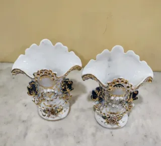 Pareja jarrones antiguos blancos y dorados