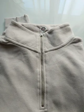 Sudadera Stradivarius beige con cremallera