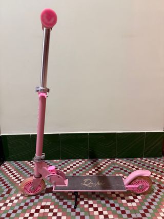 Patinete rosa con luces en ruedas