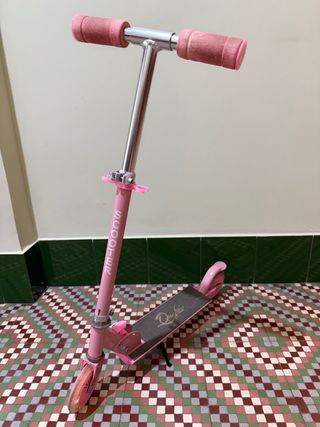 Patinete rosa con luces en ruedas