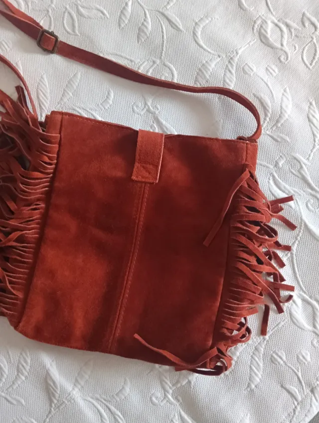 Bolso de ante con flecos, color terracota
