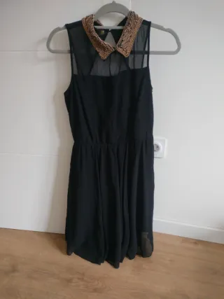 Vestido negro con cuello joya talla M