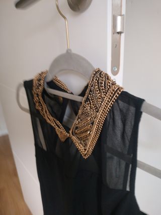 Vestido negro con cuello joya talla M