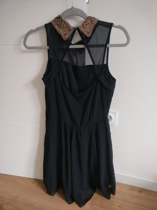Vestido negro con cuello joya talla M