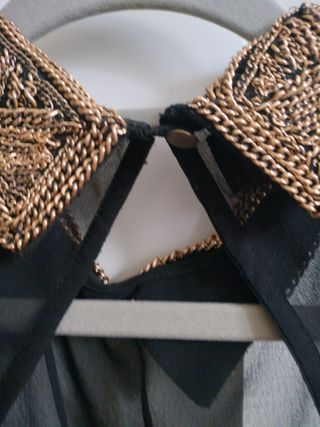 Vestido negro con cuello joya talla M
