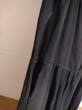 Vestido negro con cuello joya talla M