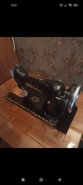 Máquina de coser antigua de colección