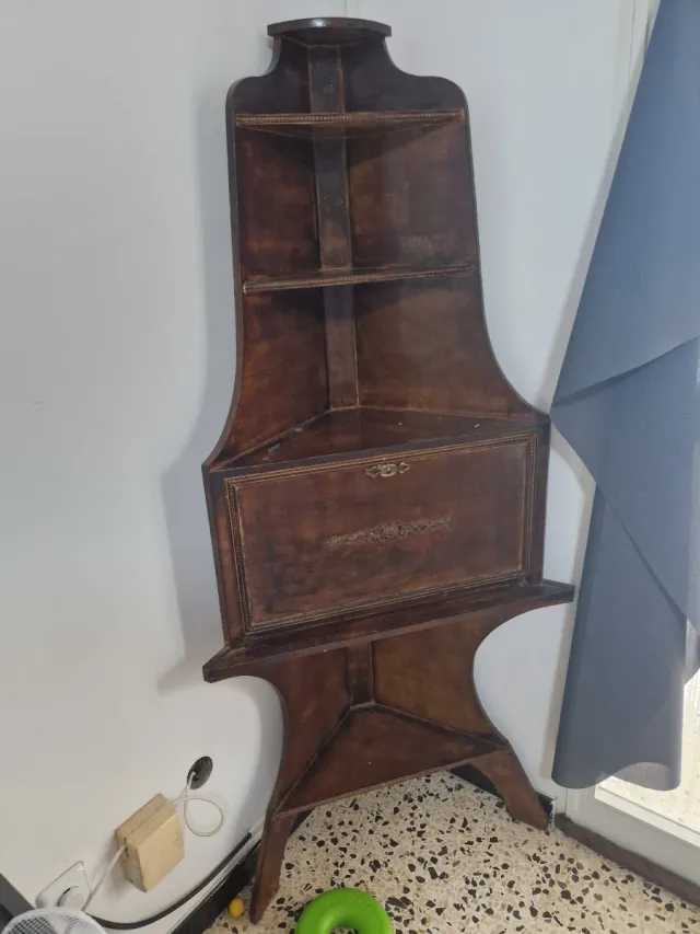 Esquinero de madera marrón