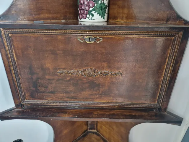 Esquinero de madera marrón