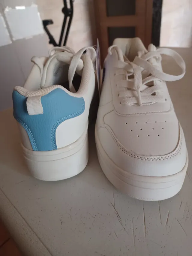 Zapatillas Blancas con Diseño Stitch