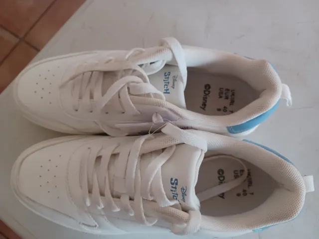 Zapatillas Blancas con Diseño Stitch