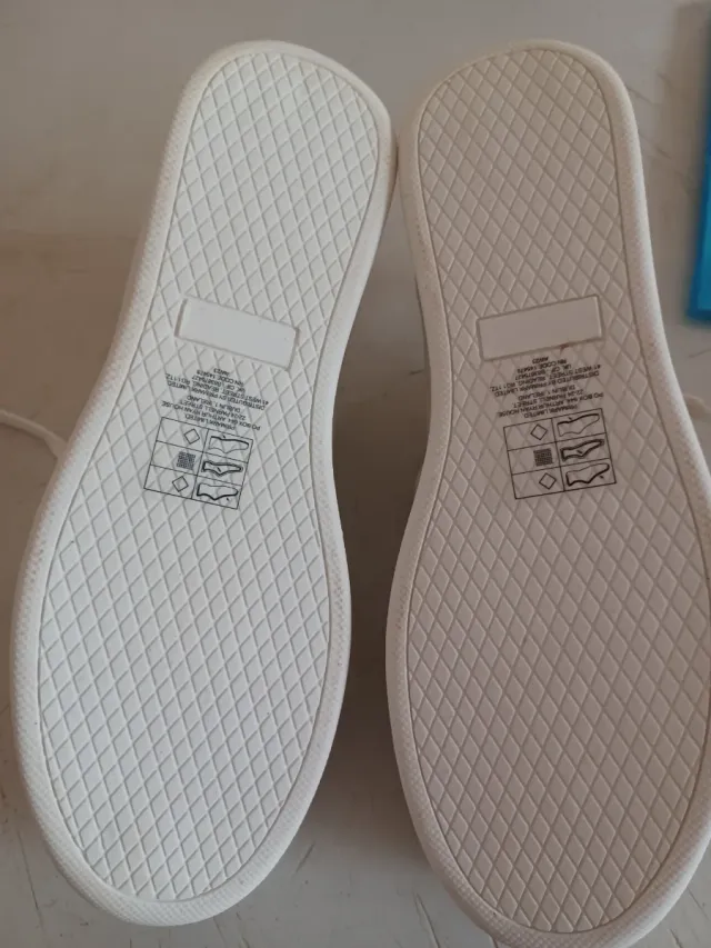 Zapatillas Blancas con Diseño Stitch