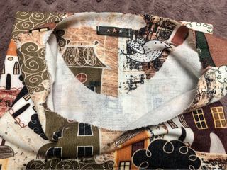 Jersey estampado casas y pájaros.