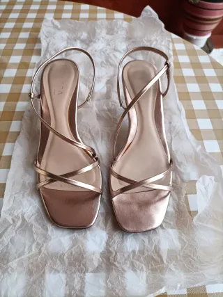 Sandalias tacón bajo doradas