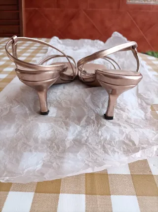 Sandalias tacón bajo doradas
