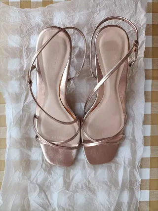 Sandalias tacón bajo doradas