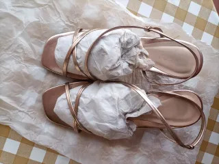 Sandalias tacón bajo doradas