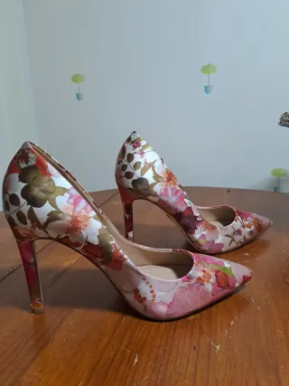 Zapatos de tacón con estampado floral