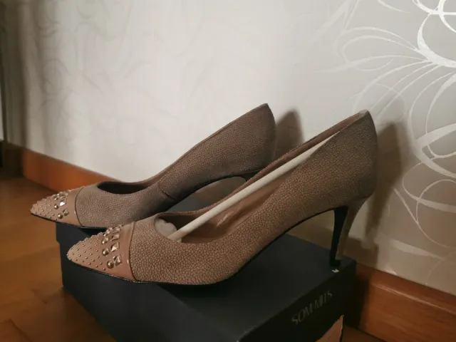 Zapatos de tacón beige y plata