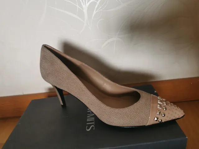 Zapatos de tacón beige y plata