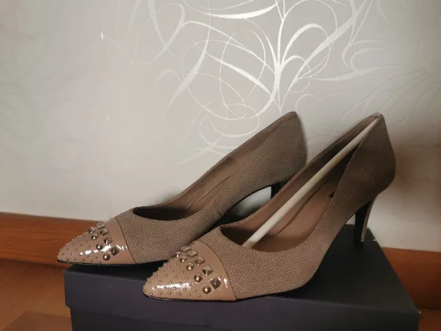 Zapatos de tacón beige y plata