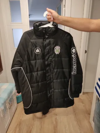 Parka deportiva negra. Talla 16
