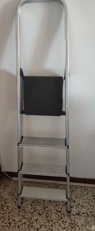 Escalera plegable aluminio 4 peldaños