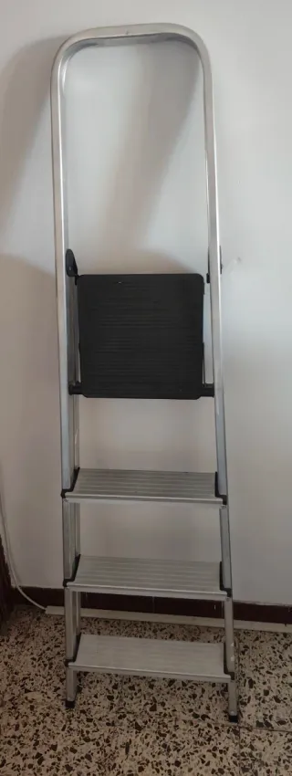 Escalera plegable aluminio 4 peldaños