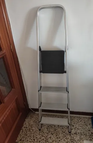Escalera plegable aluminio 4 peldaños