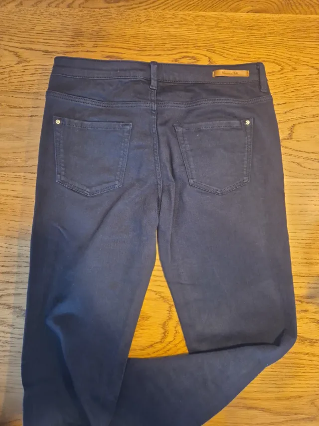 Pantalón azul tejano.