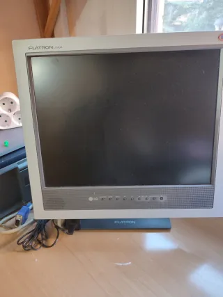 Monitor LG Flatron más Torre de ordenador