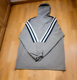 Chubasquero gris con capucha con cierre elastico