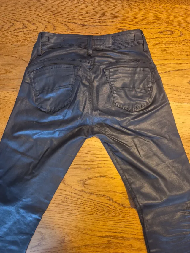 Pantalones negros efecto piel