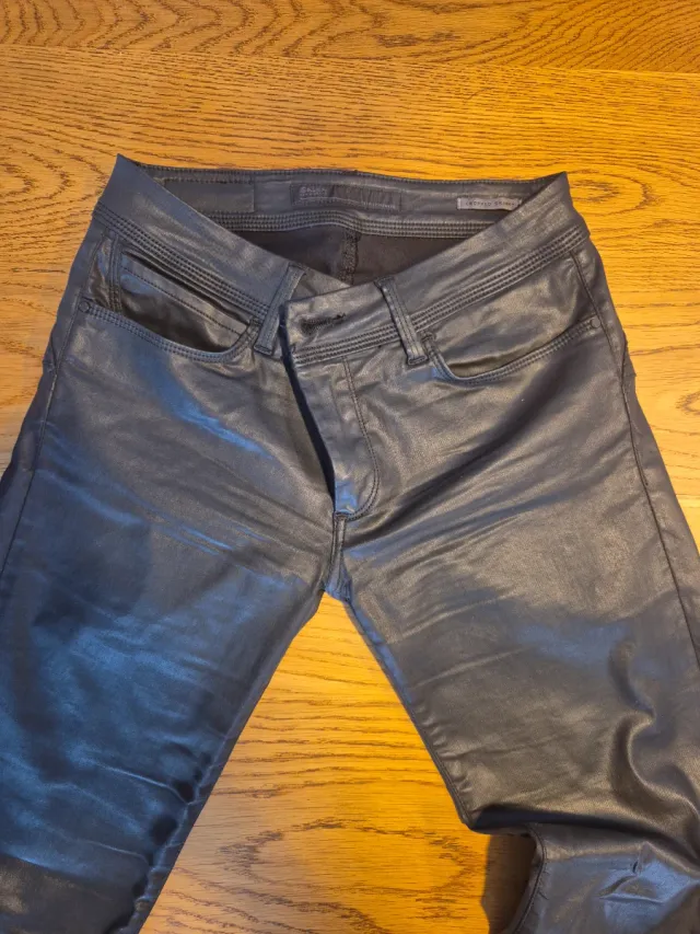 Pantalones negros efecto piel