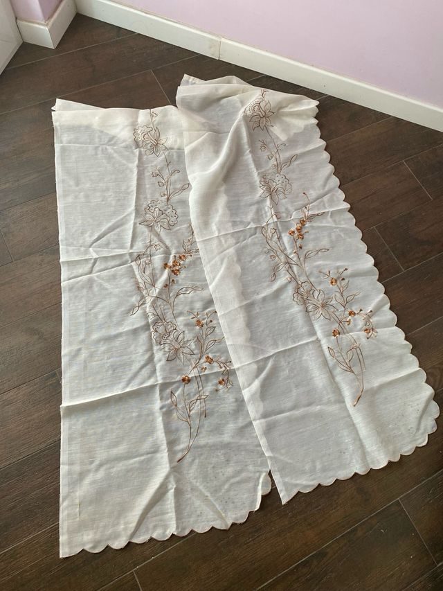 2 Tende dietro vetro ricamate