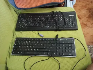2 Teclados Medion y Talius Negros
