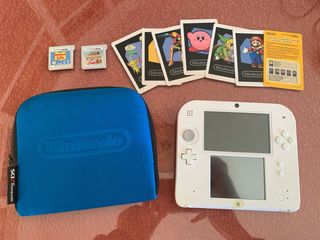 Nintendo 2DS bianco e rosso con accessori