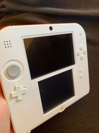 Nintendo 2DS bianco e rosso con accessori