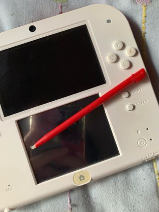 Nintendo 2DS bianco e rosso con accessori
