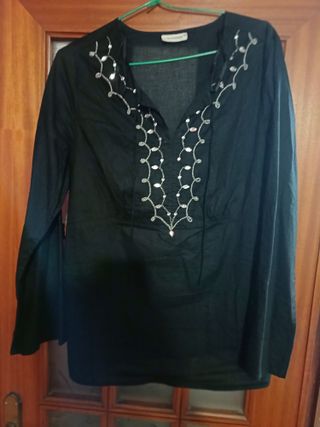 Camisa negra Clockhouse bordada