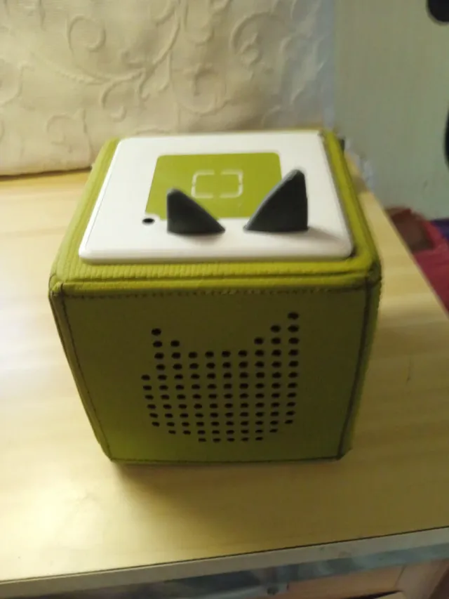 Toniebox verde con diseño de gato