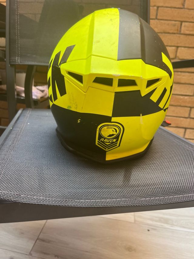 Casco de moto amarillo y negro