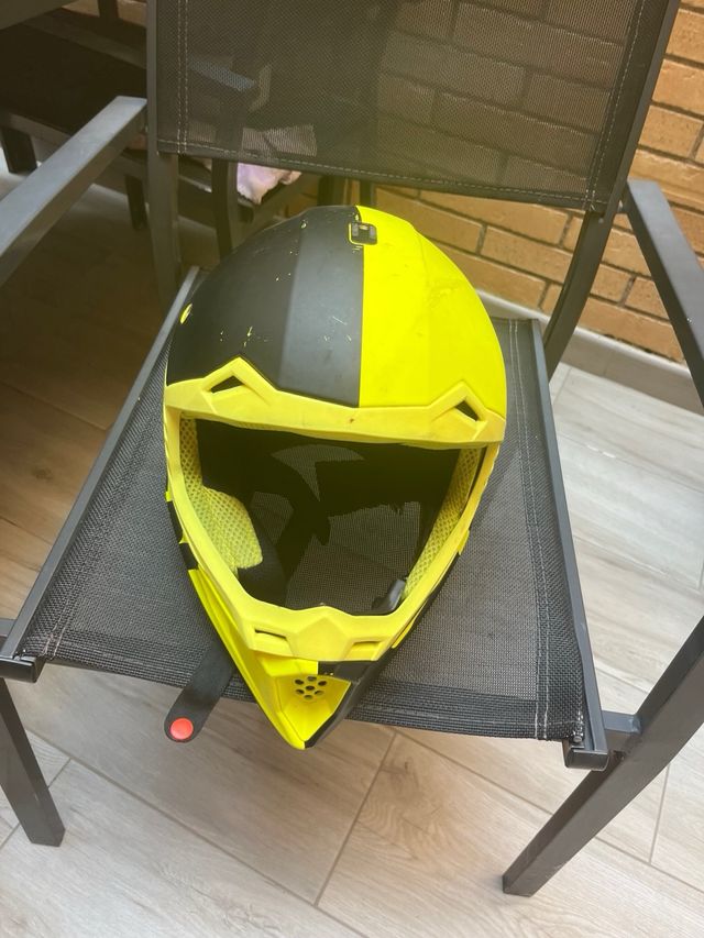 Casco de moto amarillo y negro