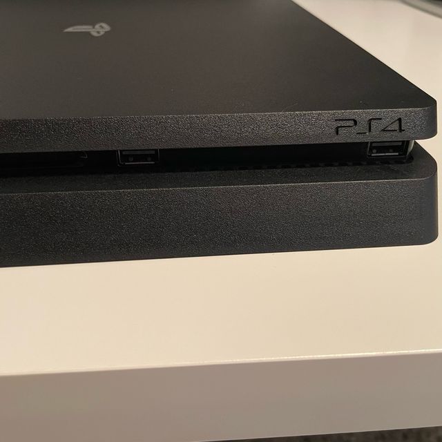 PS4 Slim 500 GB - GoldHEN Firmware 10.00 
