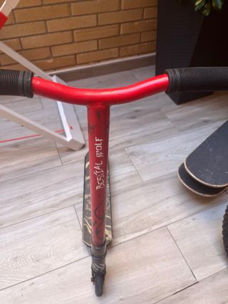Patinete rojo con ruedas negras