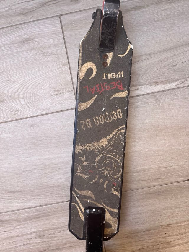 Patinete rojo con ruedas negras